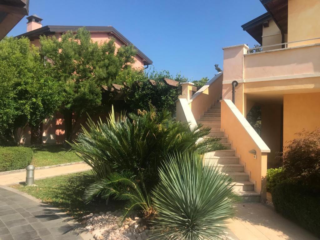 The Flowers - Apartments With Private Garden In Residence With Pool Manerba del Garda Exterior foto