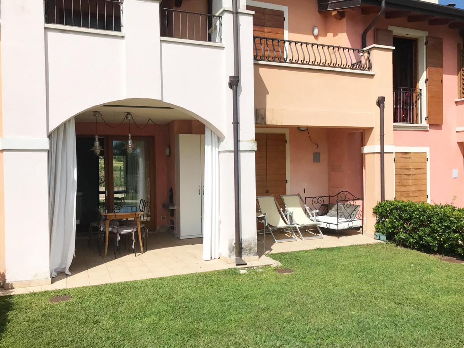 The Flowers - Apartments With Private Garden In Residence With Pool Manerba del Garda Exterior foto
